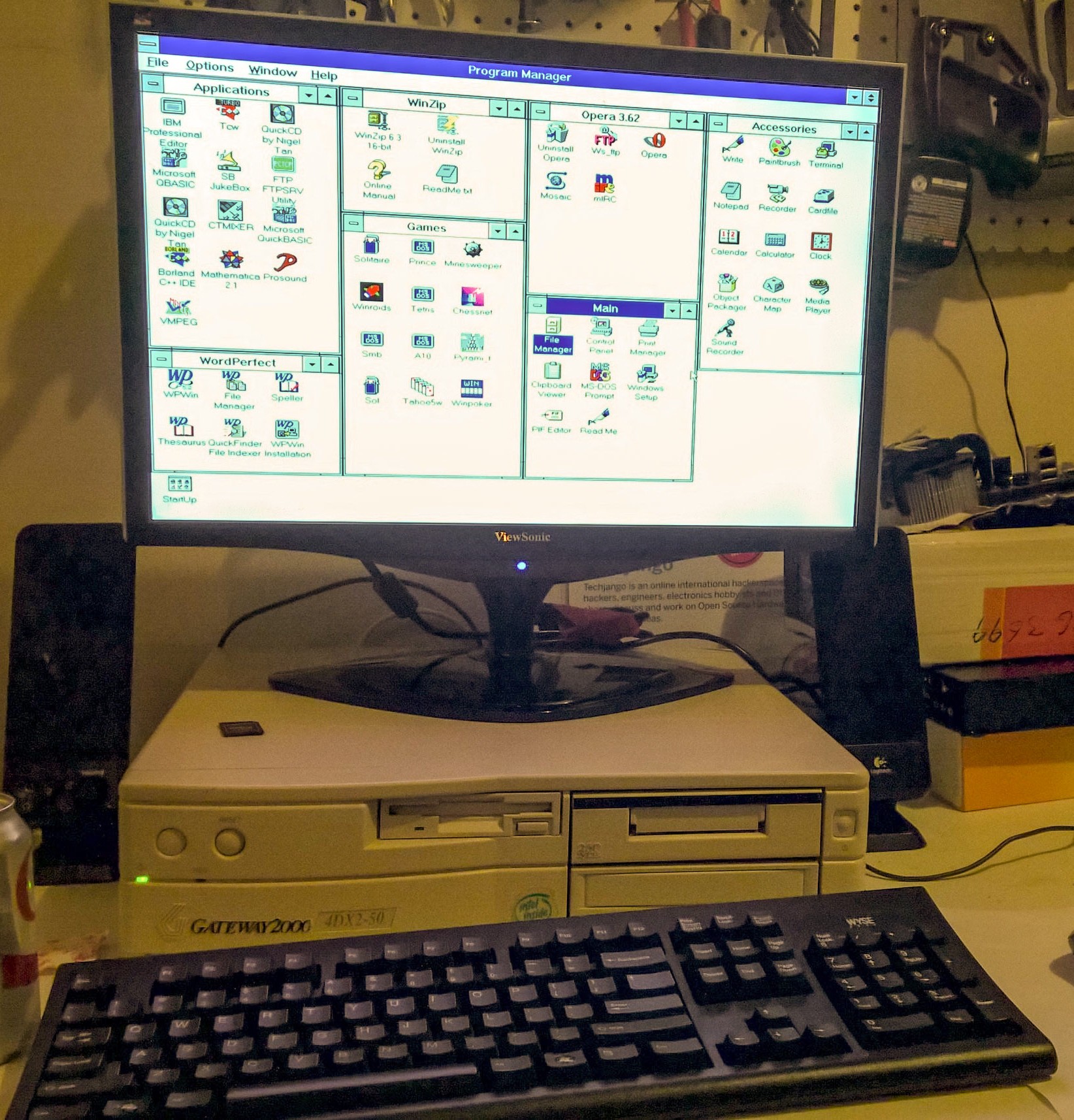 Gateway 2000 486 running Windows 3.1 and its installed applications